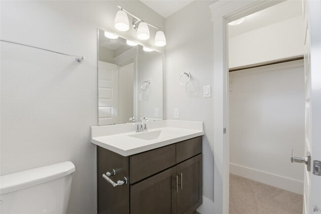 Building Photo - 819 Algona Ave