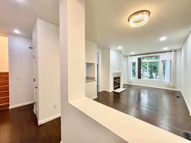 Building Photo - Bright & Spacious Lakemont Townhome For Rent