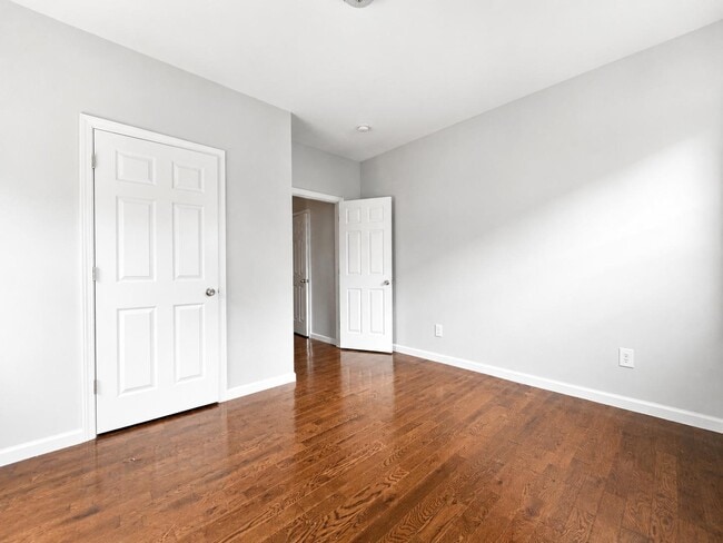 Building Photo - 546 Isham St