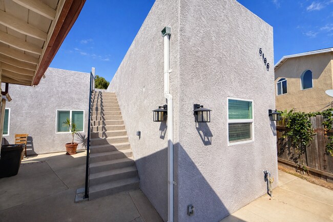 Foto del edificio - 4BD/2BA on East Falls! Newer Build & Rooftop Deck!