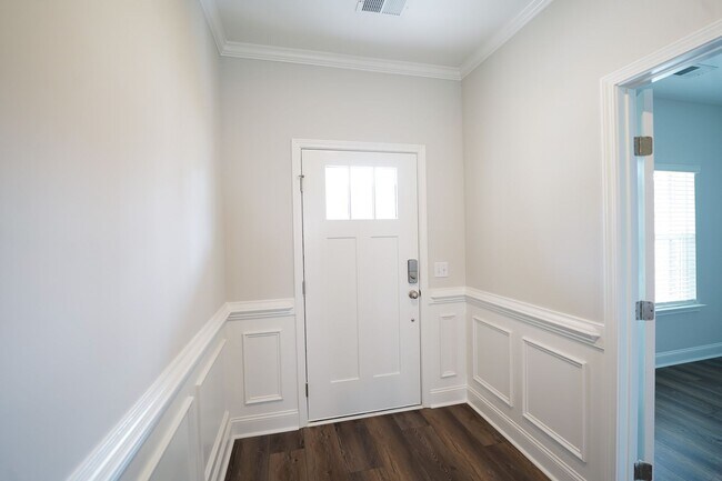 Foto del edificio - Coming Available!