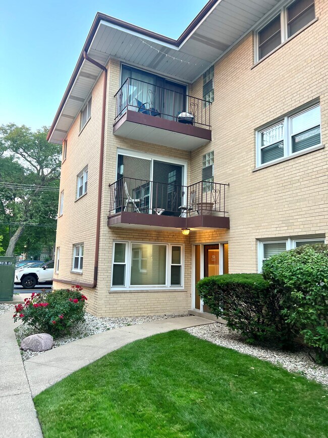 View of unit - 5324 W Windsor Ave