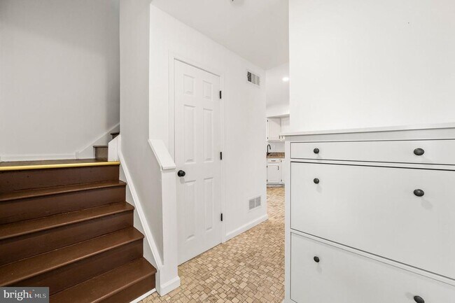 Building Photo - 302 Pinebrooke Cir