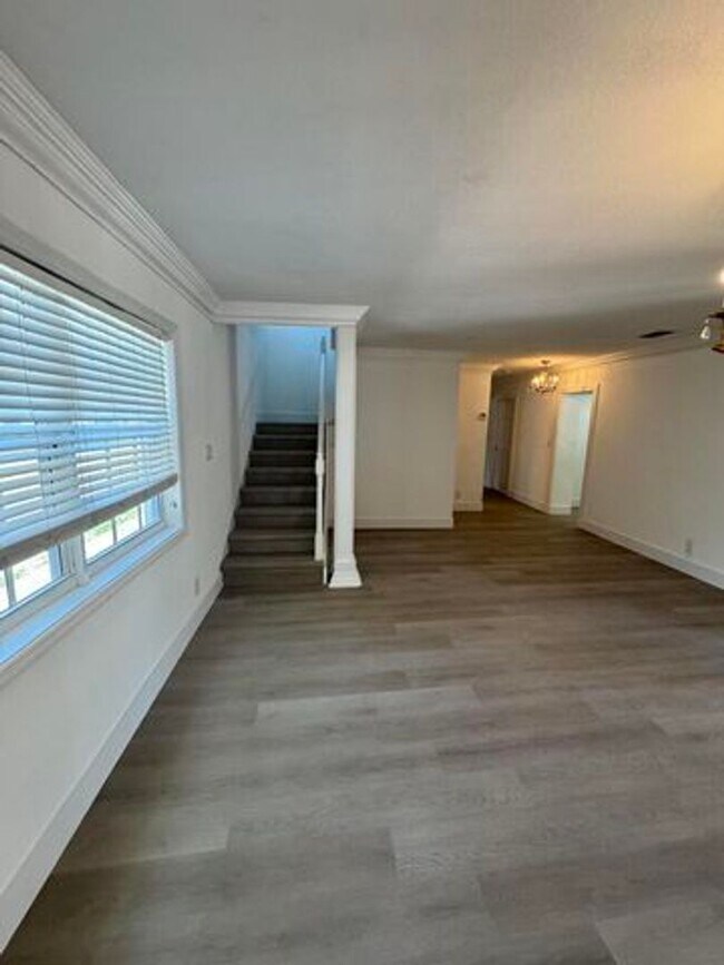 Foto del edificio - 330 Cypress Dr