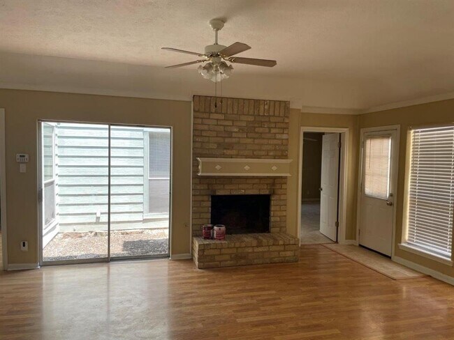 Building Photo - 15023 Rigdale St