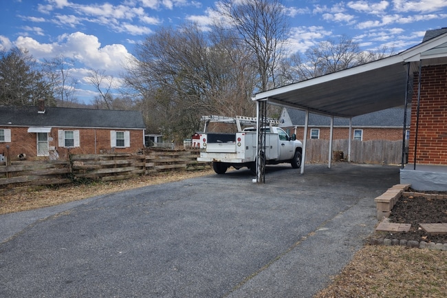 Foto del edificio - 8 W Chestnut Hill Rd