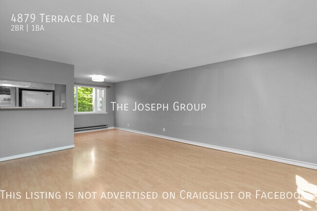 Building Photo - Bright and Cheery 2BD Townhome in Laurelhu...