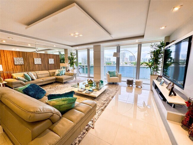 Building Photo - 900 Bay Dr