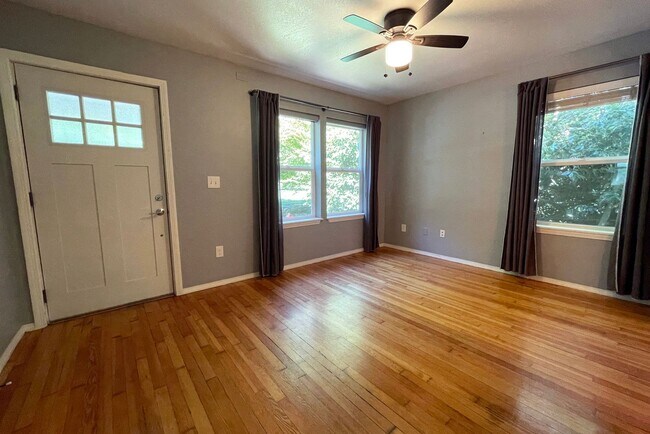 Building Photo - Charming Kenton Bungalow with Large Fenced Yard, Central A/C, Washer/Dryer