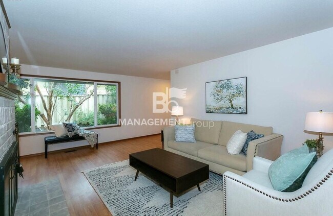 Foto del edificio - Prime Location Steps Away from St. Vincent...