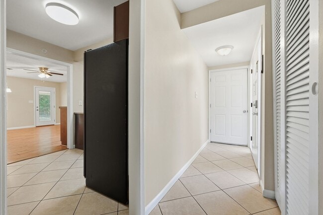 Building Photo - 338 Coral Dr SW