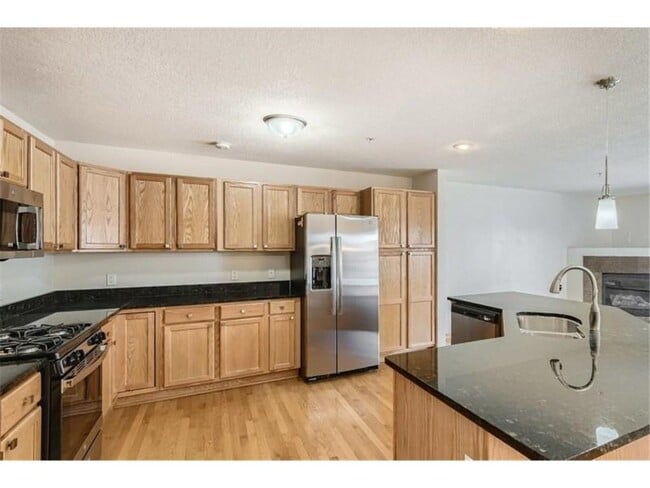 Building Photo - 7010 S Park Dr