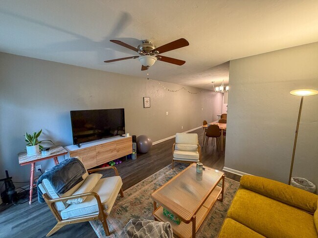 Building Photo - Pickwick Park #1006