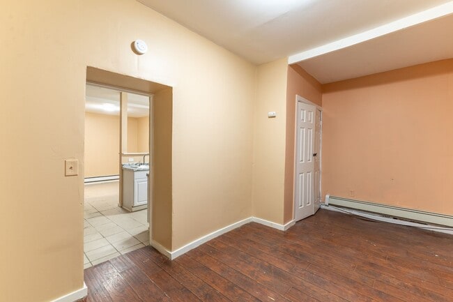 Building Photo - Modern Renovated Studio For Rent!