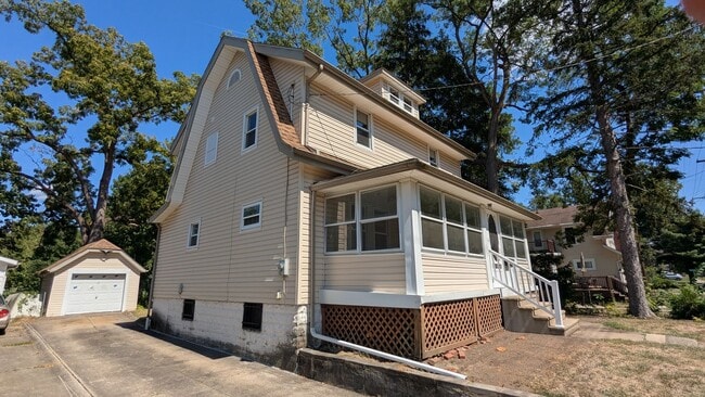 Building Photo - Newly renovated gem located in Akron
