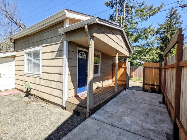 Building Photo - Recently Updated 1+ bedroom Cottage with B...
