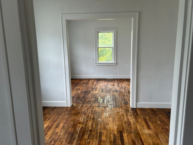 Building Photo - 2073 E Boatfield Ave