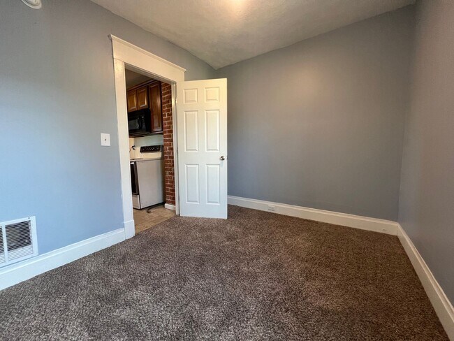 Foto del edificio - 3 br, 1 bath House - 752 East 8th St