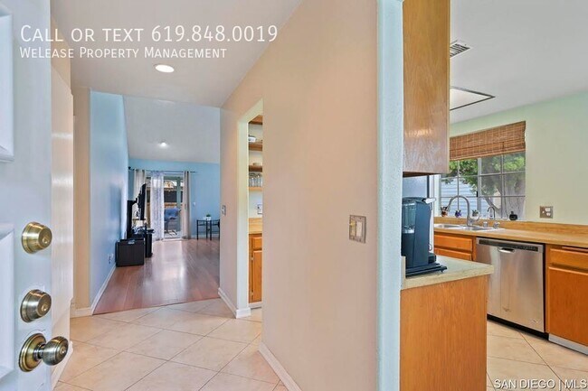 Building Photo - Well maintained, single-level, end unit in...