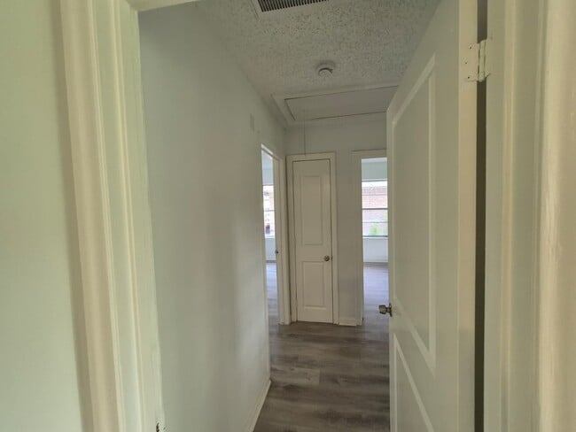 Building Photo - 10221 Bretton Dr
