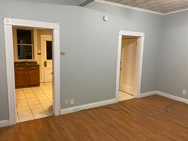 Building Photo - 605 Larch St