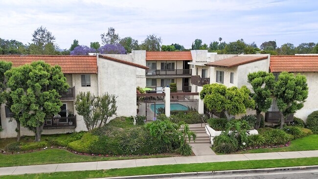 Foto del edificio - 5045 Woodman Ave