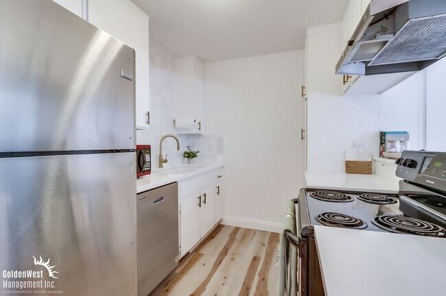 Building Photo - Bright and Spacious 2Bdm, 2Ba Condo in the...