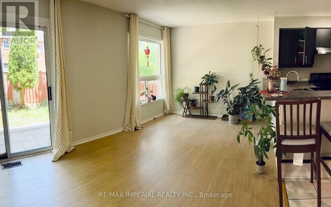 Building Photo - 453 Heddle Crescent