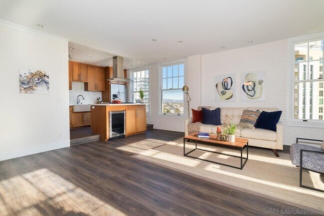 Building Photo - 702 Ash St