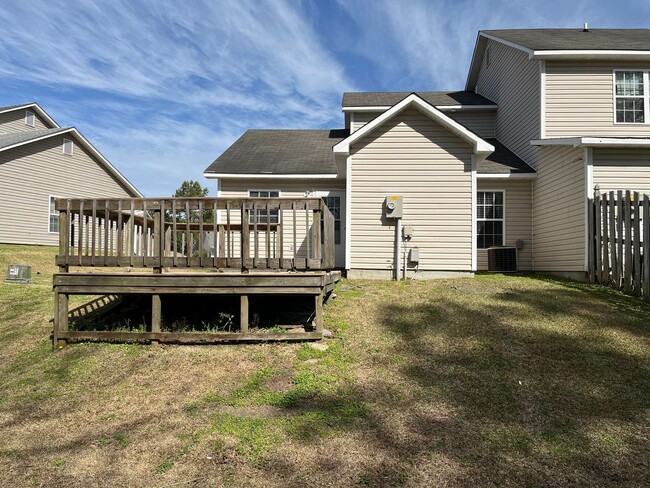 Building Photo - End Unit Townhouse, 3 Bed, 3 Bath