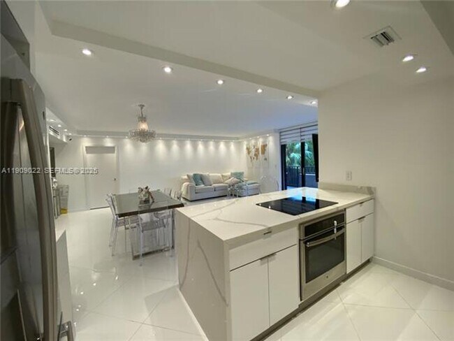 Building Photo - 121 Crandon Blvd