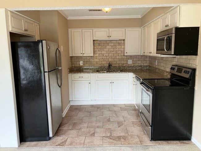 Building Photo - MOVE IN SPECIAL $500 off 2nd months rent! ...