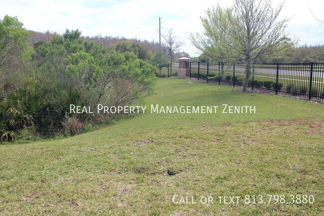 Foto del edificio - Spacious 3-bedroom, 2.5 bathroom townhouse...