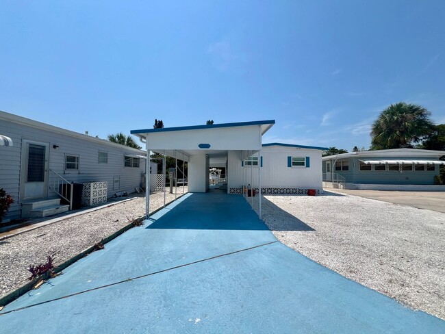 Building Photo - Furnished Annual - Canal View 2 Bedroom, 2...