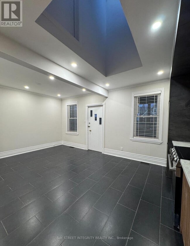 Building Photo - 244 King Edward Ave