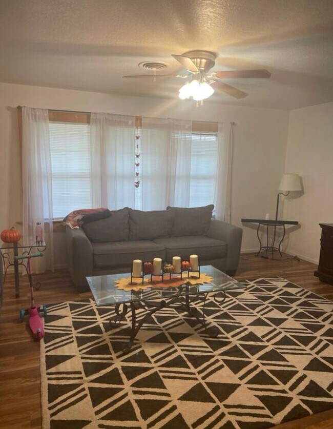 Foto del edificio - Spacious 4 Bedroom Home!