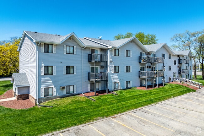 Building Photo - Country Court Apartments - Waukee