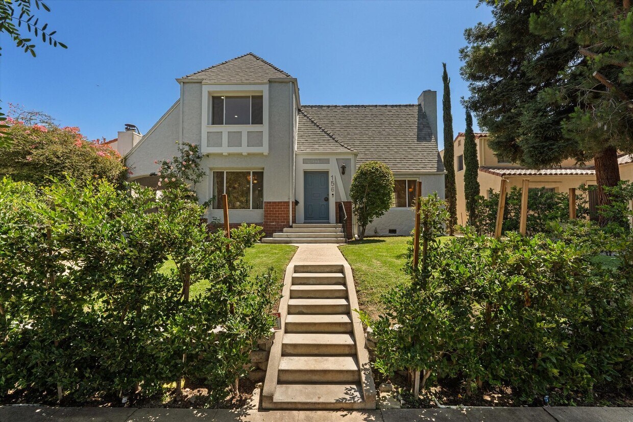 Foto principal - 4 Bed • 3 Bath • 2,135 Sq Ft (Main House) ...