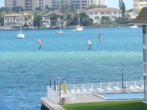 Foto principal - 2936 Lake Shore Dr