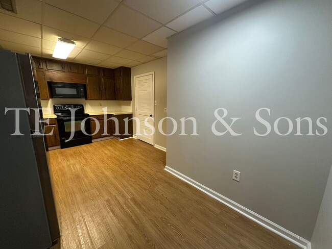 Building Photo - Two Bedroom Condo Convenient To WFU