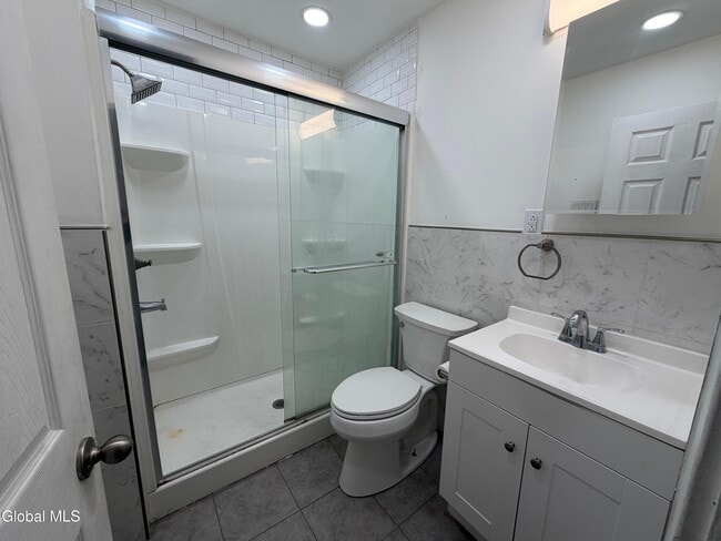 Building Photo - 830 Hampton Ave