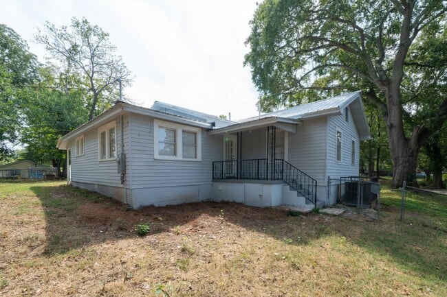 Building Photo - Charming Corner-Lot Home in Bessemer – So ...