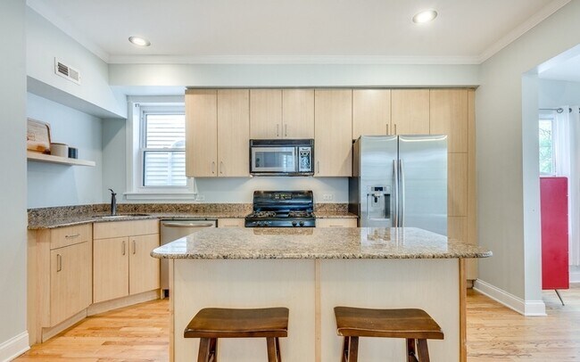Building Photo - Sunny 2 bed with private deck access - Riv...