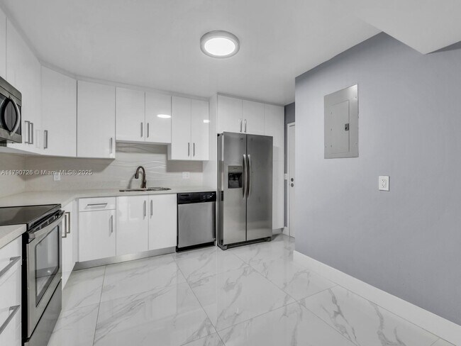Building Photo - 2101 S Ocean Dr