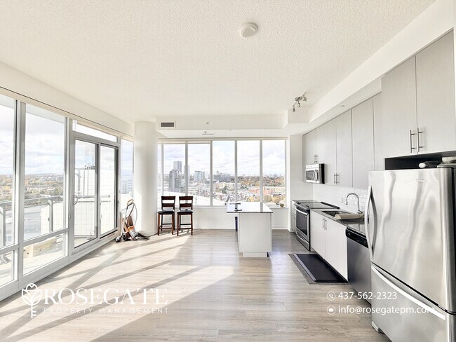 Photo du bâtiment - Modern 2-Bedroom Condo with Balcony & Park...