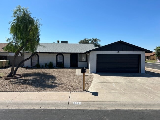 Building Photo - 5651 W Sunnyslope Ln