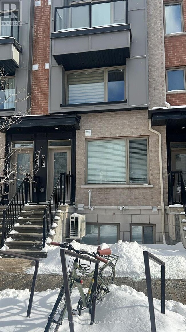 Building Photo - 609 Makwa Private