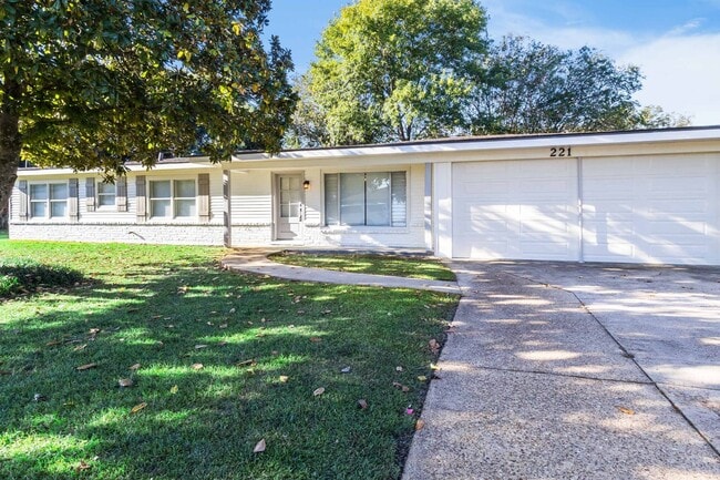 Building Photo - Charming 4 bedroom with Huge Outdoor Works...