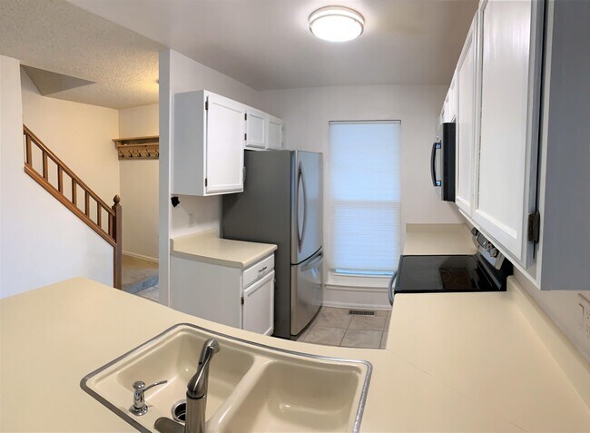 Building Photo - 430 Somerset Dr
