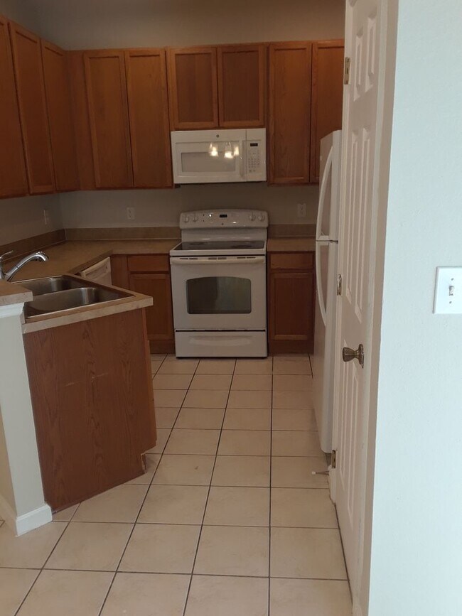 Building Photo - 4 Bedrooms 3 Bath Townhome with Water View in Travalgar Village, Kissimmee!